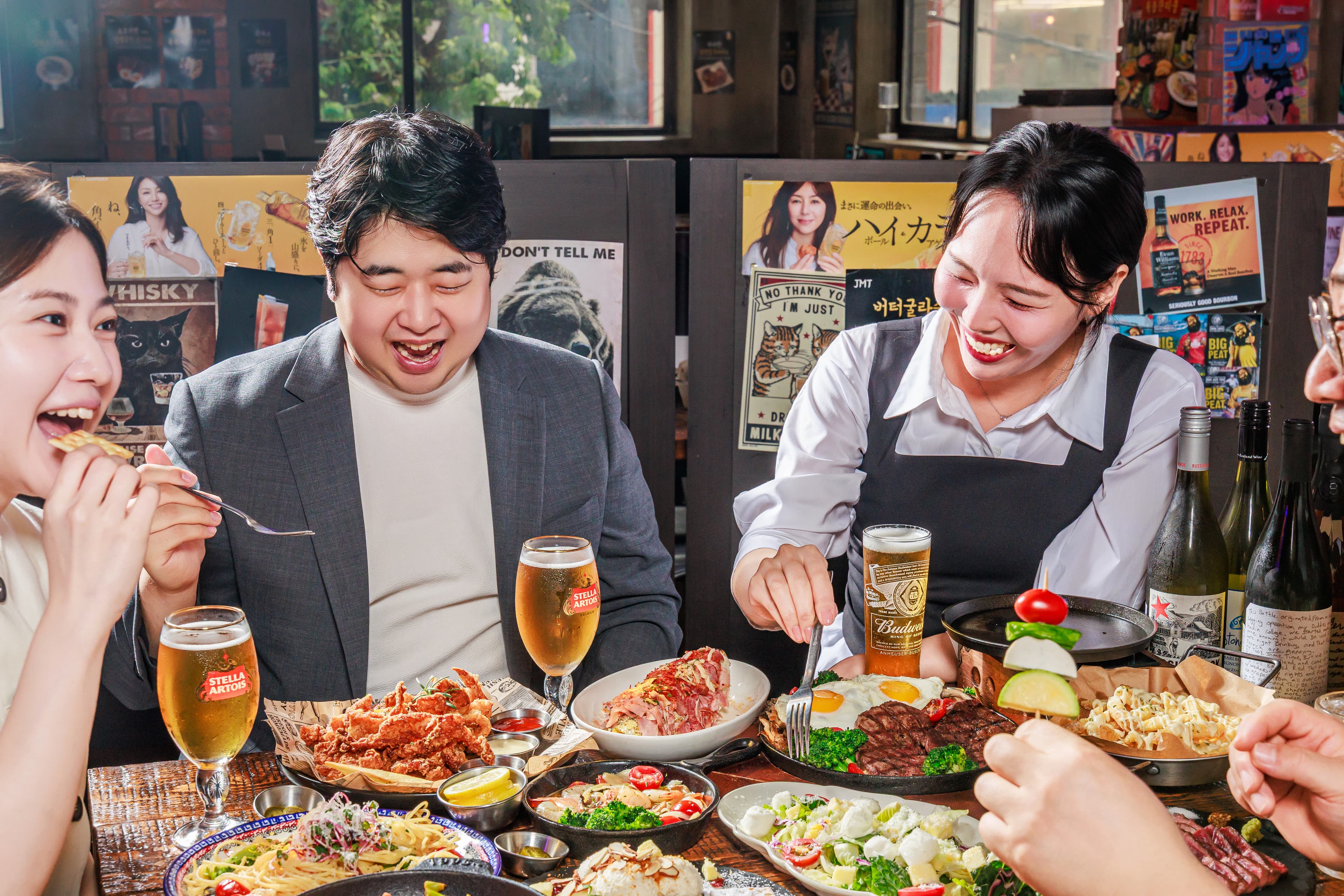 스테이크와 술을 함께 즐기는 식사 자리