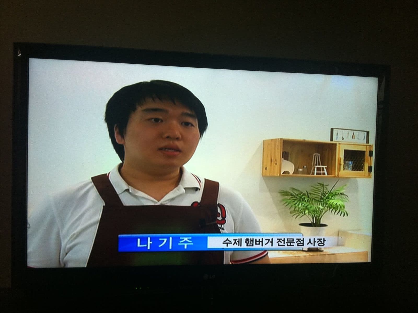 방송에 출연해 인터뷰하는 형 나기주